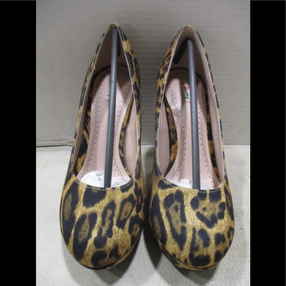 New in Box Olsenboye leopard print heels